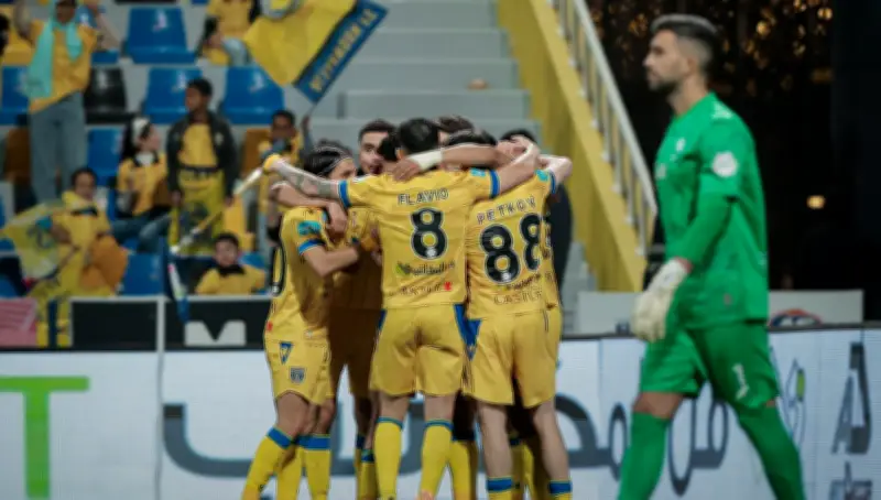 التعاون يهزم الفتح بثلاثية ويقتحم المركز الخامس في دوري روشن