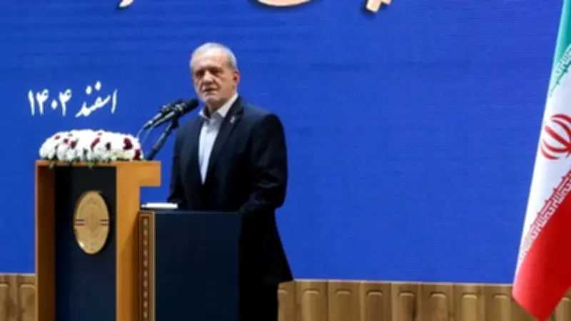 بزشكيان يعتذر للجوار.. وإيران تواصل هجماتها الصاروخية على دول الخليج العربي