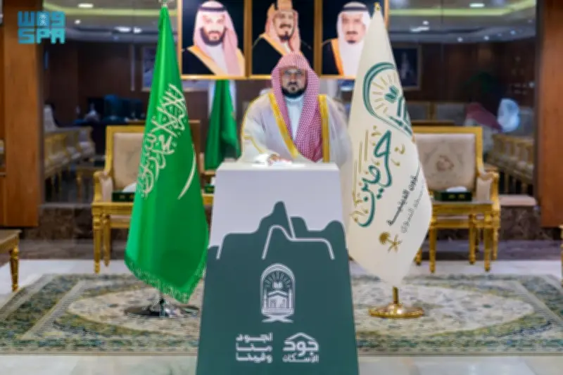 أئمة المسجد الحرام يشاركون في تدشين حملة الجود منا وفينا السكنية