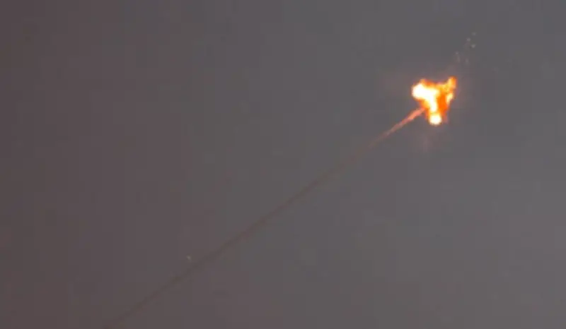 دبي تعلن عن حادث وفاة مقيم آسيوي نتيجة سقوط شظية من اعتراض جوي ناجح في البرشاء