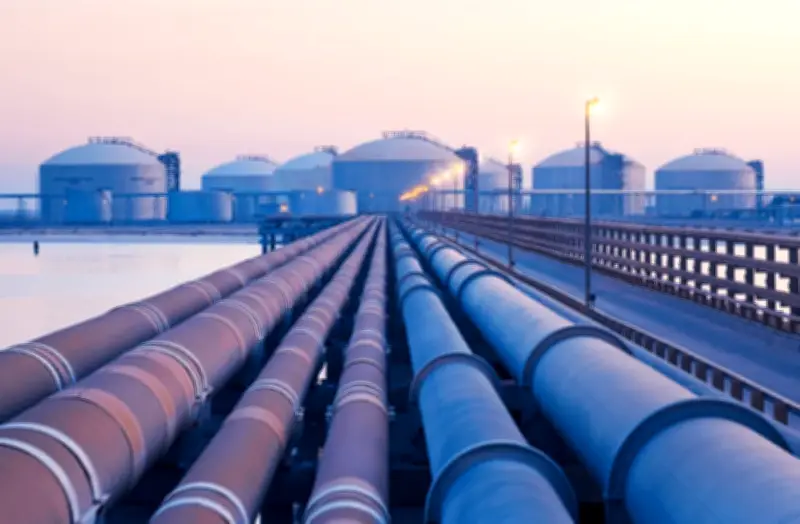 أرامكو السعودية تعيد توجيه شحنات النفط الخام إلى ميناء ينبع الصناعي لضمان استمرارية الإمدادات