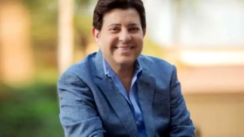 مدير أعمال هاني شاكر ينفي شائعات الغيبوبة ويؤكد تحسن حالته الصحية بعد جراحة القولون