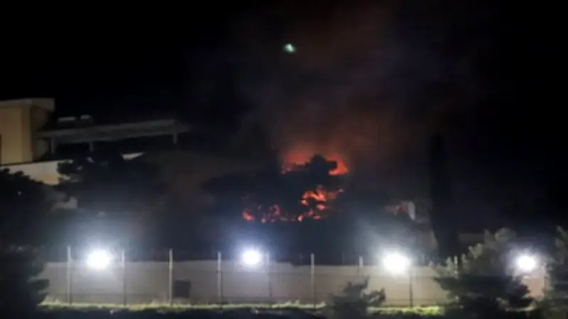 السيطرة على حريق في خزان وقود بمطار الكويت بعد هجوم مسلح