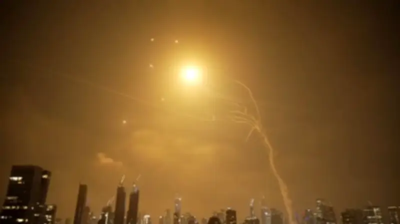 انفجارات تهز القدس وإسرائيل بعد هجوم صاروخي إيراني متعدد الجبهات