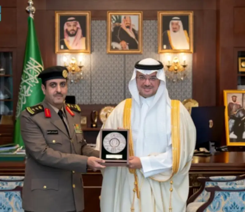 محافظ الأحساء يكرم مساعد مدير الشرطة السابق بمناسبة تعيينه في حفر الباطن