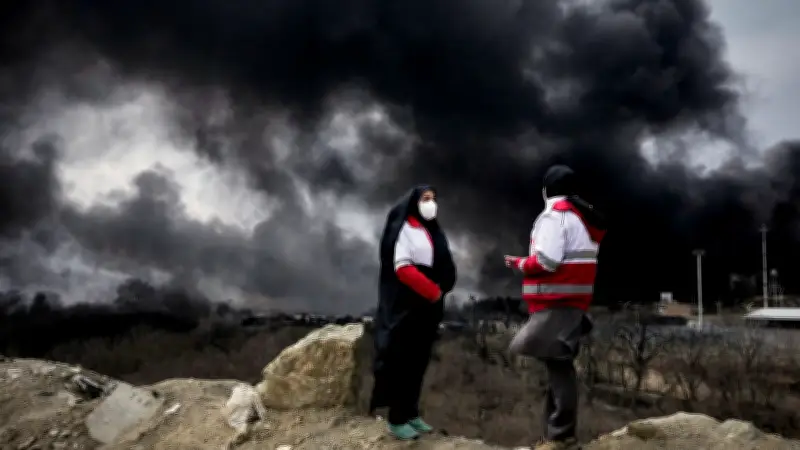 أمطار سوداء سامة تغطي طهران بعد غارات إسرائيلية على منشآت النفط الإيرانية