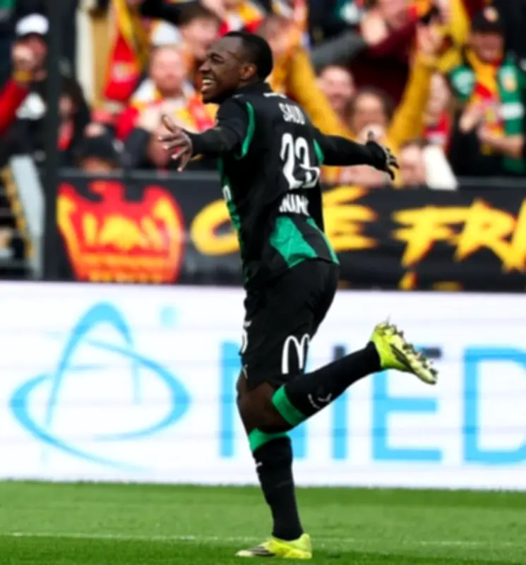 سعود عبدالحميد يفتتح سجله التهديفي في الدوري الفرنسي ويقود لانس للانتصار على ميتز