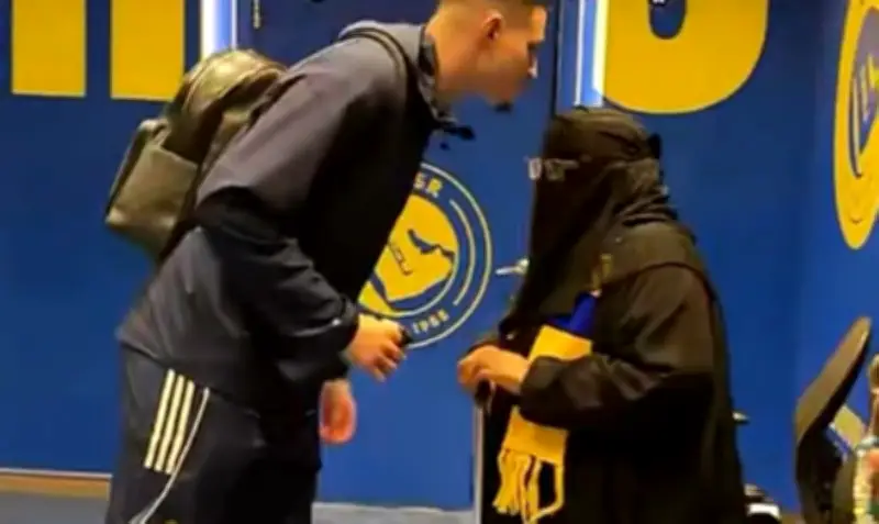 الخالة منيرة.. مشجعة النصر التي حظيت بتكريم نجوم الفريق في مباراة نيوم