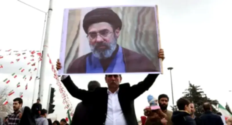 مجتبى خامنئي يتولى منصب المرشد الأعلى لإيران خلفاً لوالده بعد غارة أمريكية إسرائيلية