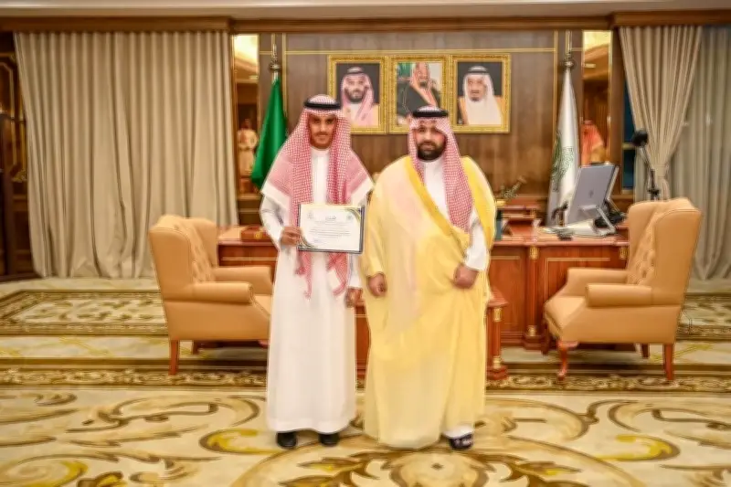 أمير جازان يستعرض إنجازات فرع الشؤون الإسلامية ويُكرم الفائزين في مسابقة حفظ القرآن