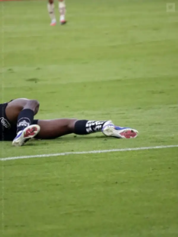 رعب في الدوري الإكوادوري: إصابة مروعة للاعب إنديبندينتي ديل فايي بعد تدخل عنيف