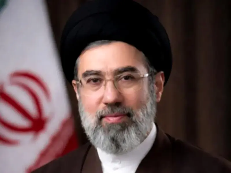 مجتبى خامنئي يترشّد مرشداً أعلى جديداً لإيران خلفاً لوالده