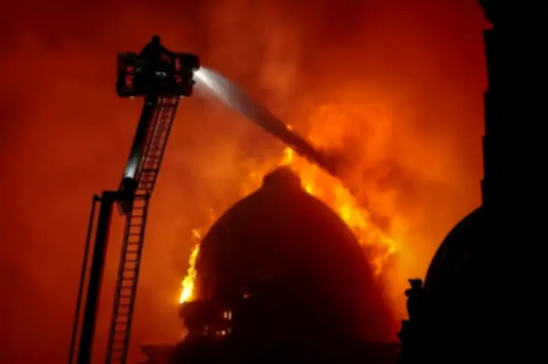 حريق هائل يغلق محطة قطارات غلاسكو المركزية ويسبب انهيار مبنى تاريخي