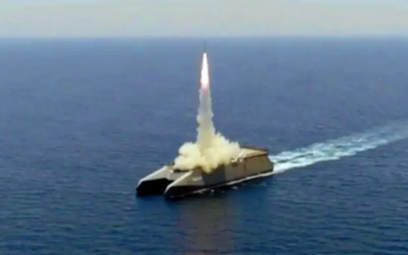 أمريكا تستعد لتسيير دوريات بحرية بعد هجمات مضيق هرمز.. شلل ملاحي وإغلاق إيراني