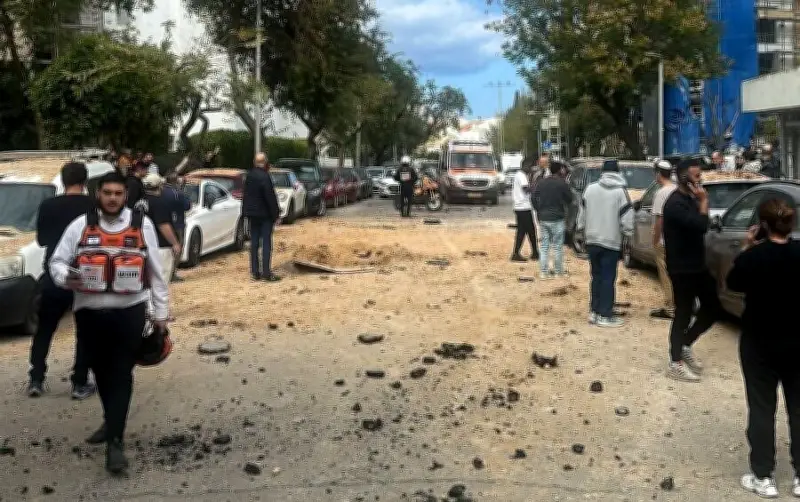 مسعفون إسرائيليون: سقوط ذخائر عنقودية خلال الهجوم الإيراني الأخير على وسط إسرائيل