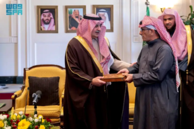 أمير منطقة تبوك يسلم وثائق تملك الوحدات السكنية لمستفيدي مشروع تبرع ولي العهد