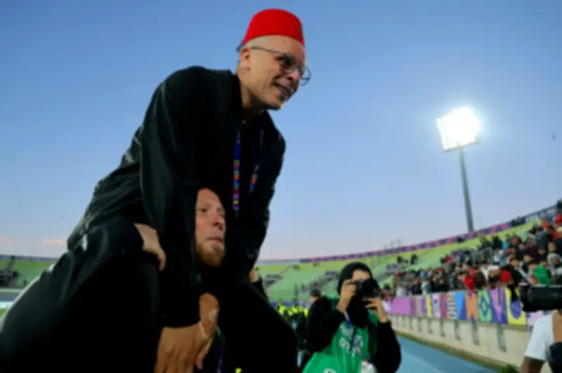 محمد وهبي: من مدرب الفئات السنية إلى قيادة أسود الأطلس في رحلة غير تقليدية