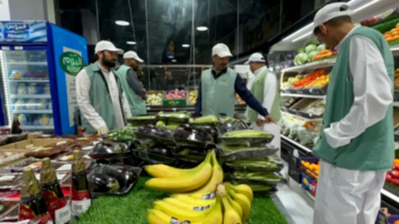 بيئة الكامل والجموم تنفذ حملة رقابية مكثفة على الأسواق والمحال التجارية قبل عيد الأضحى