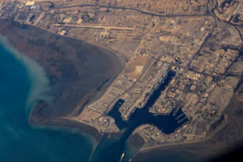 الحرس الثوري الإيراني يربط عبور مضيق هرمز بطرد سفارة أمريكا وإسرائيل