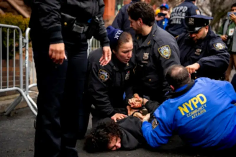 نيويورك: اتهام شابين بتهم إرهابية بعد إلقاء قنابل خارج منزل العمدة ممداني
