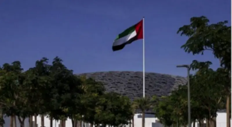 هجوم بطائرة مسيرة يستهدف مجمع الرويس الصناعي في أبوظبي ويسبب حريقاً