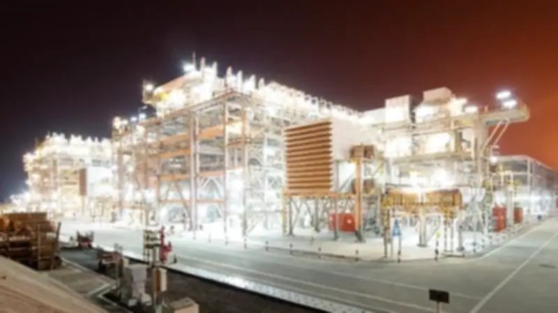 استهداف بطائرة مسيرة يشعل حريقاً في مجمع الرويس الصناعي بأبوظبي