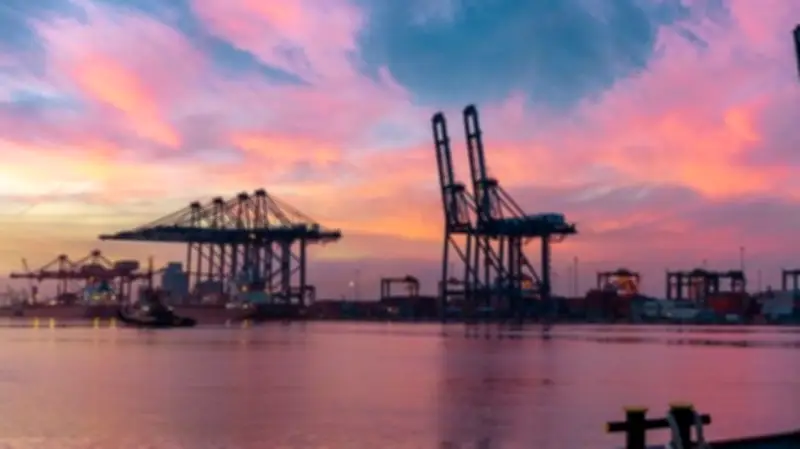 عُمان تؤكد جاهزية قطاع النقل البري لنقل البضائع عبر موانئها إلى دول الخليج