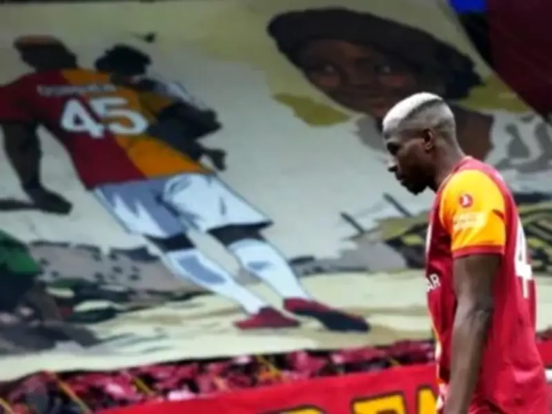 دموع فيكتور أوسيمين: جماهير غلطة سراي ترفع لوحة عائلية مؤثرة قبل مباراة ليفربول