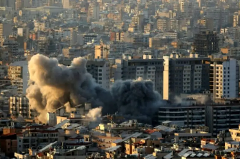 الجيش الإسرائيلي يشن غارات واسعة متزامنة تستهدف إيران وبيروت في تصعيد عيد