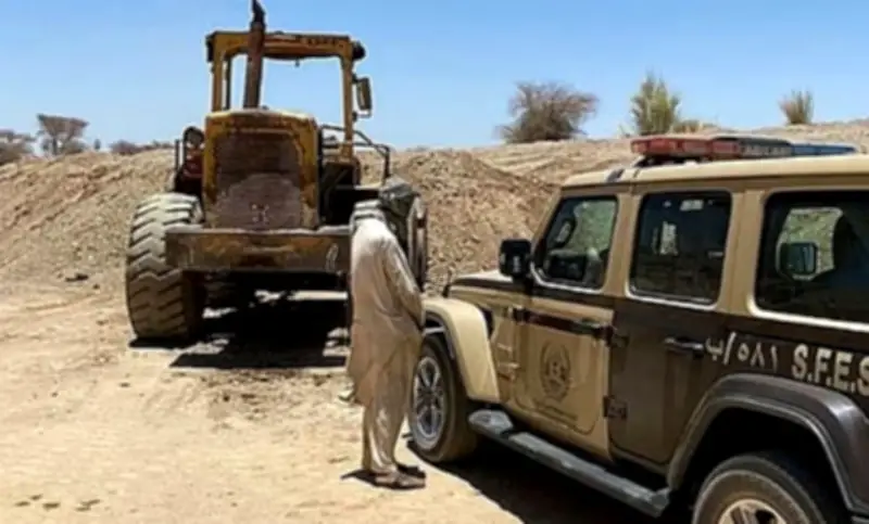 القوات الخاصة للأمن البيئي تضبط مقيمًا يمنيًا لاستغلاله الرواسب في المدينة المنورة