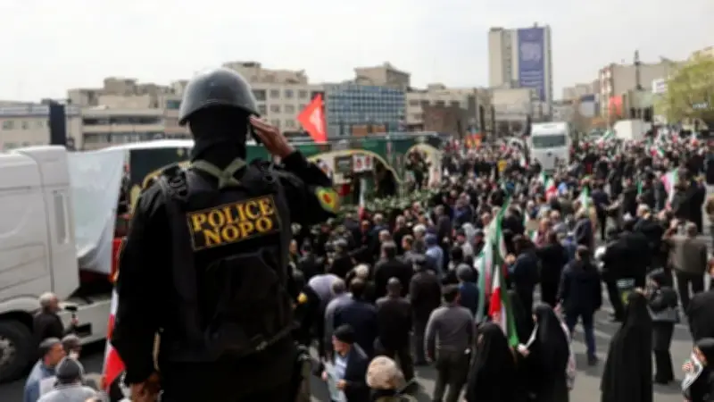 هجمات متزامنة بطائرات مسيرة واشتباكات مسلحة تستهدف نقاط تفتيش في طهران وتودي بحياة عناصر أمن