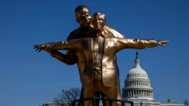 تمثال ساخر يصور ترامب وإبستين كعاشقين يثير جدلاً في واشنطن