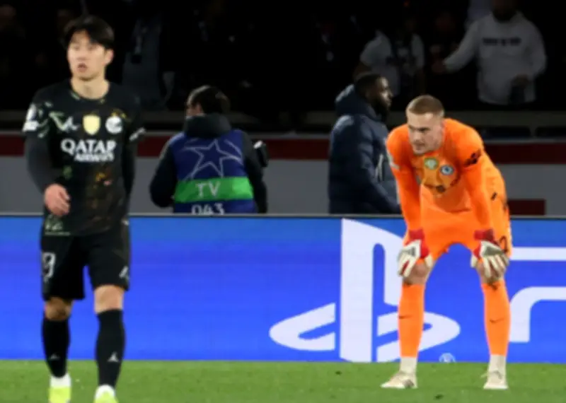 روسينيور يدافع عن يورغنسن بعد خطأ مكلف في دوري أبطال أوروبا