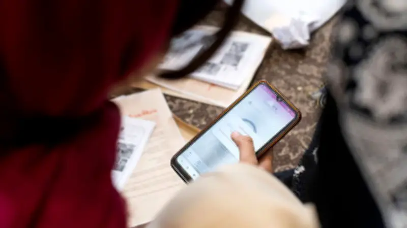 اتصالات سرية عبر الحدود وشبكات خاصة: كيف يحافظ الإيرانيون على التواصل مع عائلاتهم في الخارج؟