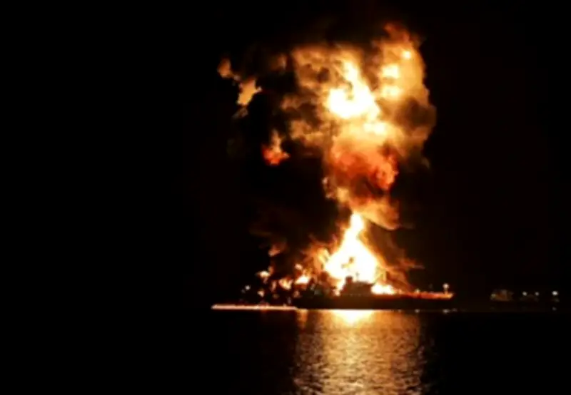 هجوم على ميناء البصرة يودي بحياة شخص ويوقف عمليات تصدير النفط العراقي