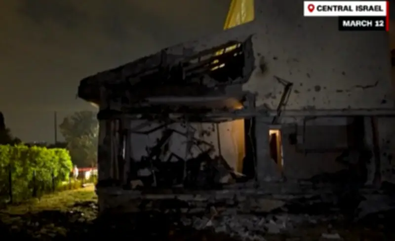 زوجان إسرائيليان ينجوان بأعجوبة بعد استهداف منزلهم بصاروخ حزب الله في هانيئيل