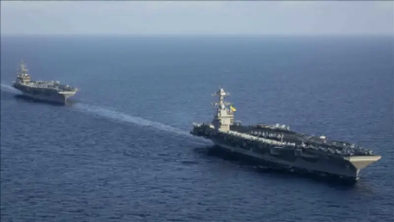 حريق في حاملة الطائرات الأمريكية يو إس إس جيرالد فورد بالبحر الأحمر