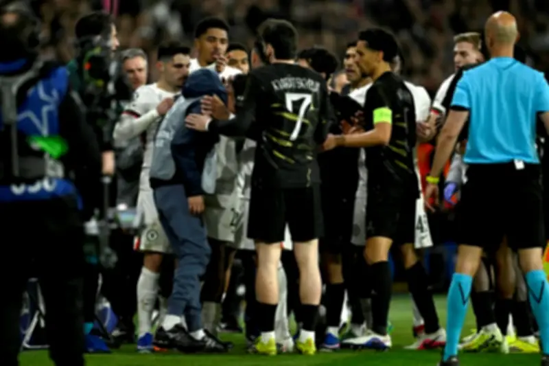 ويفا يفتح إجراءات تأديبية ضد بيدرو نيتو لاعب تشلسي بعد حادثة دفع جامع الكرات