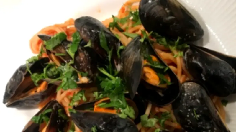 طبق السباغيتي مع بلح البحر: جوهرة بحرية متوسطية تجمع بين البساطة والأناقة