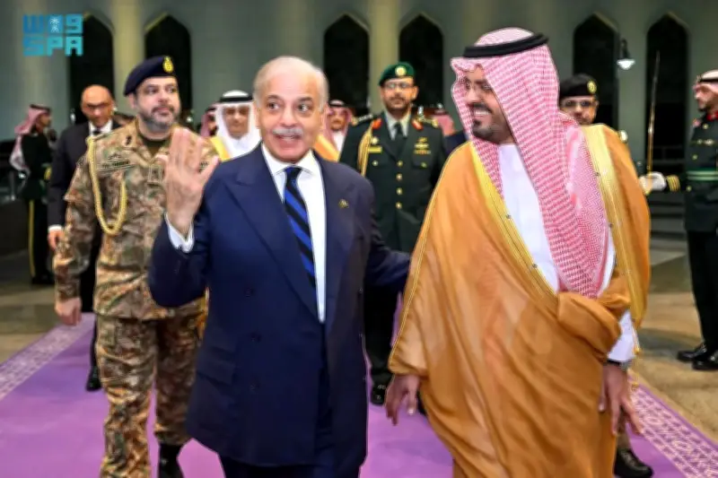 رئيس وزراء باكستان يغادر جدة بعد زيارة رسمية ناجحة