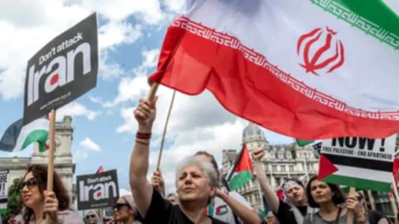 لندن تستخدم نهر التيمز حاجزاً فريداً لفصل مظاهرات مؤيدة ومعارضة لإيران