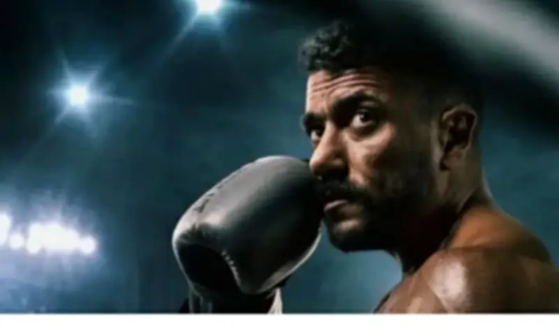 نجاة أحمد العوضي بأعجوبة من حريق يلتهم موقع تصوير مسلسل «علي كلاي» في مصر