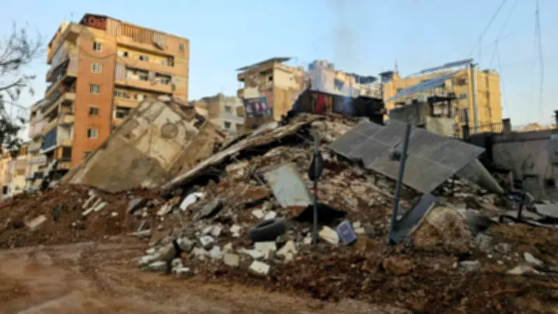 الجنون اللبناني يدهش العالم مجدداً: مقاهي القصف ومفاوضات وهمية تعكس العبث السياسي