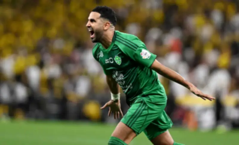 حكام أجانب من بيرو يقودون قمة القادسية والأهلي في جولة يوم العلم بدوري روشن