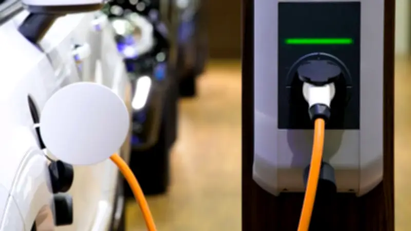 ارتفاع أسعار الوقود يدفع نحو السيارات الكهربائية: هل تنتهي أسطورة البنزين الرخيص؟