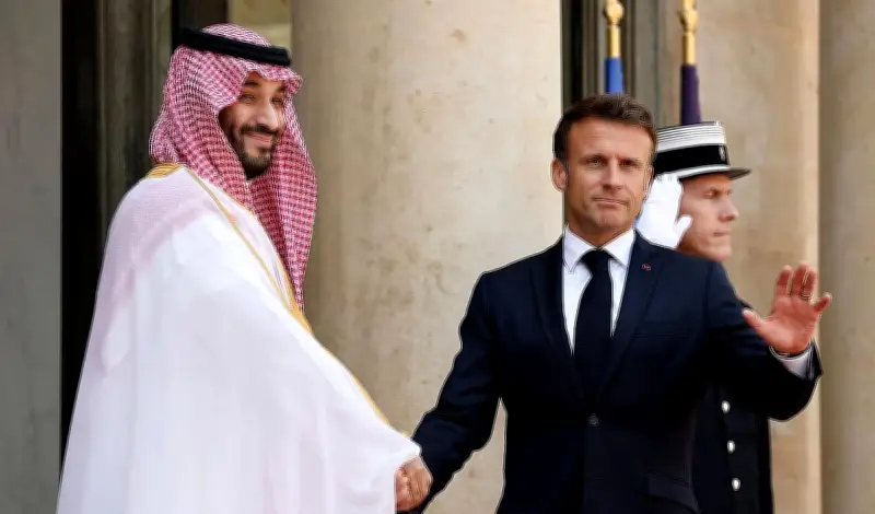 ولي العهد السعودي والرئيس الفرنسي يتفقان على ضرورة وقف التصعيد العسكري في المنطقة