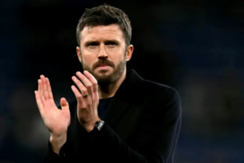 كاريك يتجاهل انتقادات سكولز ويستعد لمواجهة أستون فيلا في الدوري الإنكليزي