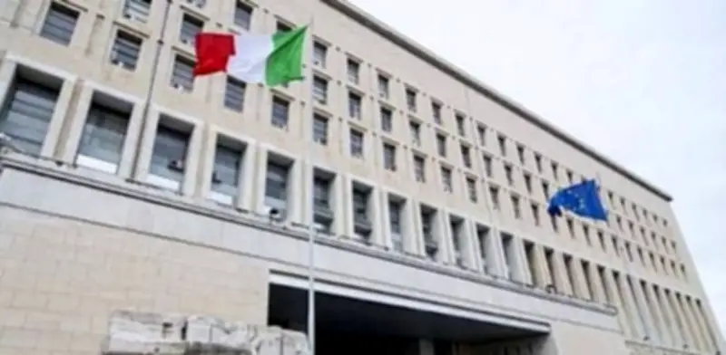 إيطاليا تنفي وجود مفاوضات مع إيران لإعادة فتح مضيق هرمز أمام سفنها التجارية