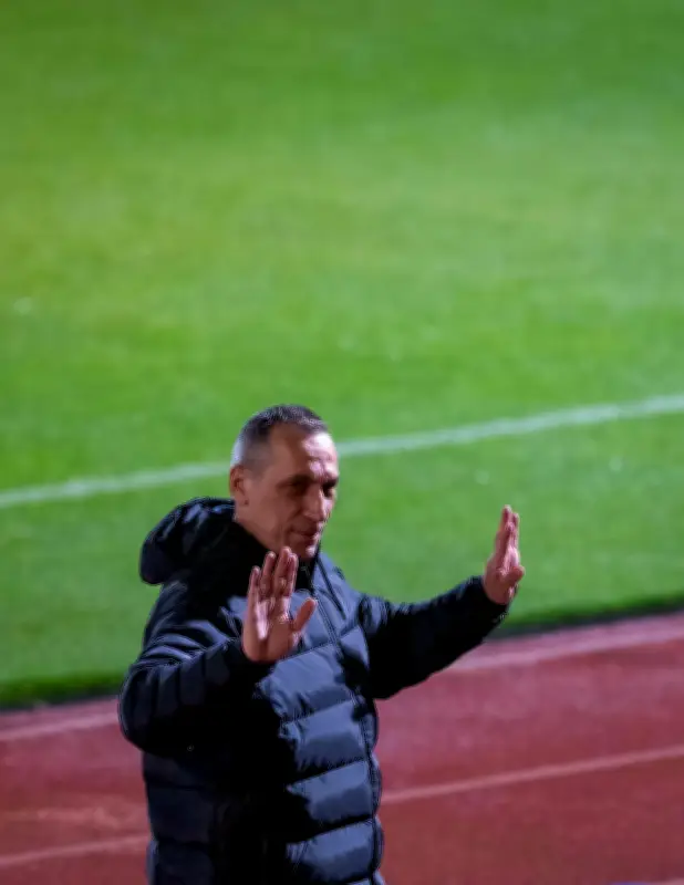 مدرب الخليج دونيس: مواجهة النصر تحدي كبير لكننا مستعدون