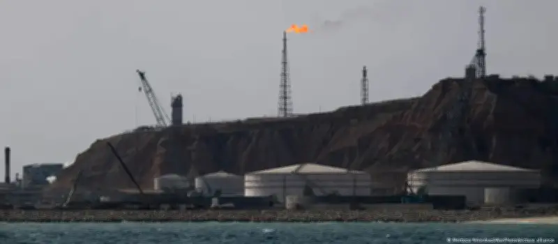 ضربة أمريكية على جزيرة خرج الإيرانية تهدد بتصعيد أسعار النفط العالمية